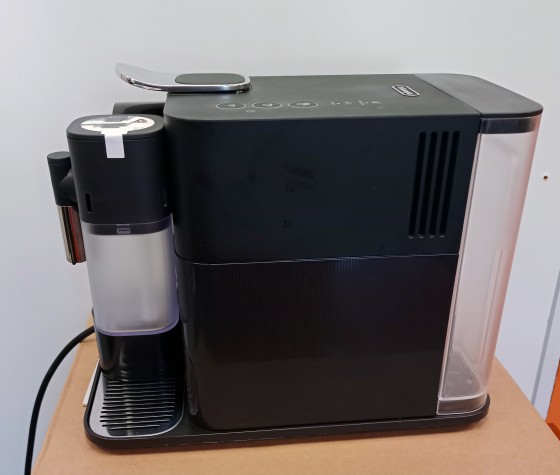 Капсульная кофеварка Nespresso Lattissima One EN510.B Б/у