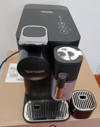 Капсульная кофеварка Nespresso Lattissima One EN510.B Б/у